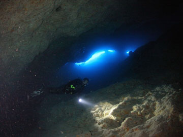 advanced blue hole diving scuba andros bahamas